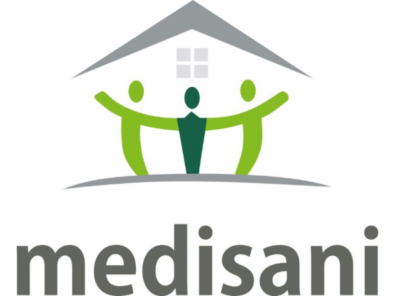 Medisani-Logo, graue Schfrift, 3 Piktogrammpersonen in grün unter einem grauen Dach